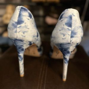 Blue white heel